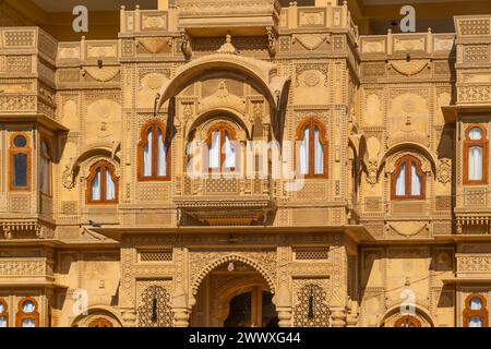 Finestre dagli edifici in pietra arenaria dorata di Jaisalmer, la città dorata del Rajasthan, India Foto Stock