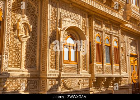 Finestre dagli edifici in pietra arenaria dorata di Jaisalmer, la città dorata del Rajasthan, India Foto Stock