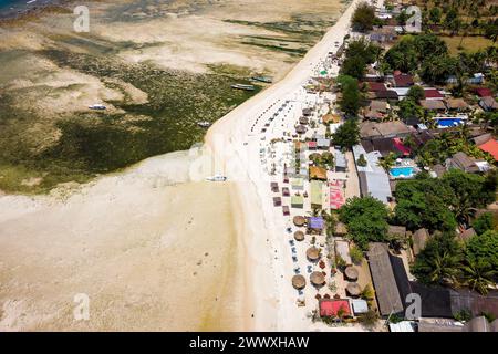 Vista aerea di piccole località turistiche e ombrelloni su un'isola tropicale (Gili Air, Lombok, Indonesia) Foto Stock