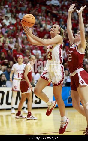 Gli Indiana Hoosiers guardano Sydney Parrish (33) gioca contro la guardia degli Oklahoma Sooners Payton Verhulst (12) durante la partita del torneo di basket femminile NCAA alla Simon Skjodt Assembly Hall. Gli Hoosiers sconfissero l'Oklahoma University 75-68 avanzando alla Sweet 16. Foto Stock