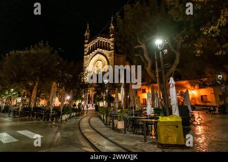 Splendida vista notturna di Soller, Maiorca, Spagna, Europa Foto Stock