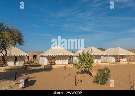 Tenda svizzera nel deserto del Thar a Jaisalmer per il safari nel deserto nel Rajasthan. Foto Stock