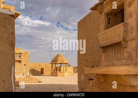 Una vista delle rovine del villaggio abbandonato di Kuldhara vicino a Jaisalmer nel Rajasthan, in India Foto Stock