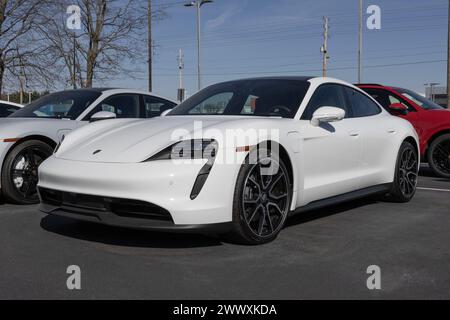 Indianapolis - 24 marzo 2024: Porsche Taycan Sedan EV Electric Vehicle. Porsche offre il Taycan nei modelli S, Turbo, Turbo S e Turbo GT. IL MIO: 2024 Foto Stock