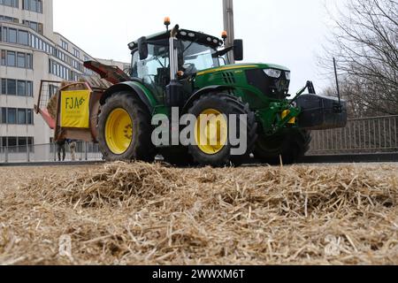 Bruxelles, Belgio. 26 marzo 2024. Agricoltori con i loro trattori durante una protesta sulle pressioni sui prezzi, le tasse e la regolamentazione verde, il giorno di una riunione dei ministri dell'agricoltura dell'Unione europea a Bruxelles, Belgio, 26 marzo 2024 credito: ALEXANDROS MICHAILIDIS/Alamy Live News Foto Stock