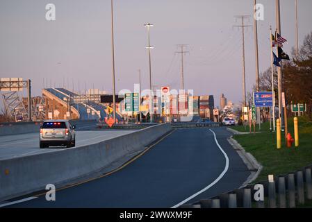 Baltimora, Stati Uniti. 26 marzo 2024. Crollo del Francis Scott Key Bridge a Baltimora, Maryland. Crollo del Francis Scott Key Bridge a Baltimora, Maryland, Stati Uniti il 26 marzo 2024. Martedì mattina, una nave portacontainer ha colpito il Francis Scott Key Bridge a Baltimora, Maryland, causando il crollo del ponte. Secondo quanto riferito, i veicoli sono sommersi in acqua, così come diverse persone che sono cadute nell'acqua sotto il ponte quando è crollato. (Foto di Kyle Mazza/SOPA Images/Sipa USA) credito: SIPA USA/Alamy Live News Foto Stock