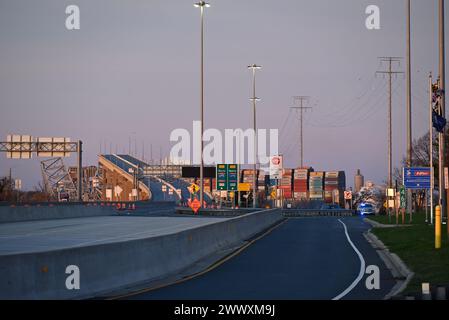 Baltimora, Stati Uniti. 26 marzo 2024. Crollo del Francis Scott Key Bridge a Baltimora, Maryland. Crollo del Francis Scott Key Bridge a Baltimora, Maryland, Stati Uniti il 26 marzo 2024. Martedì mattina, una nave portacontainer ha colpito il Francis Scott Key Bridge a Baltimora, Maryland, causando il crollo del ponte. Secondo quanto riferito, i veicoli sono sommersi in acqua, così come diverse persone che sono cadute nell'acqua sotto il ponte quando è crollato. (Foto di Kyle Mazza/SOPA Images/Sipa USA) credito: SIPA USA/Alamy Live News Foto Stock