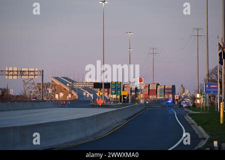 Baltimora, Stati Uniti. 26 marzo 2024. Crollo del Francis Scott Key Bridge a Baltimora, Maryland. Crollo del Francis Scott Key Bridge a Baltimora, Maryland, Stati Uniti il 26 marzo 2024. Martedì mattina, una nave portacontainer ha colpito il Francis Scott Key Bridge a Baltimora, Maryland, causando il crollo del ponte. Secondo quanto riferito, i veicoli sono sommersi in acqua, così come diverse persone che sono cadute nell'acqua sotto il ponte quando è crollato. (Foto di Kyle Mazza/SOPA Images/Sipa USA) credito: SIPA USA/Alamy Live News Foto Stock