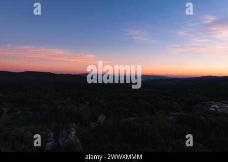 Scatta foto di un tranquillo tramonto sulle montagne Foto Stock