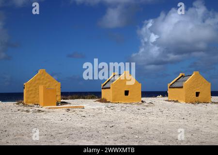 Capanne gialle contro il cielo blu - sito storico sull'isola di Bonaire, Paesi Bassi caraibici Foto Stock