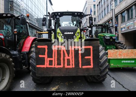 Bruxelles, Belgio. 26 marzo 2024. Agricoltori con i loro trattori durante una protesta sulle pressioni sui prezzi, le tasse e la regolamentazione verde, il giorno di una riunione dei ministri dell'agricoltura dell'Unione europea a Bruxelles, Belgio, 26 marzo 2024 credito: ALEXANDROS MICHAILIDIS/Alamy Live News Foto Stock