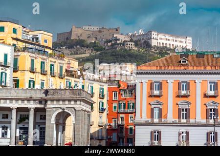 Napoli, Italia - 8 aprile 2022: Castel Sant'Elmo, la storica fortezza di Napoli vista dal centro. Castel Sant'Elmo è una fortezza medievale situata Foto Stock