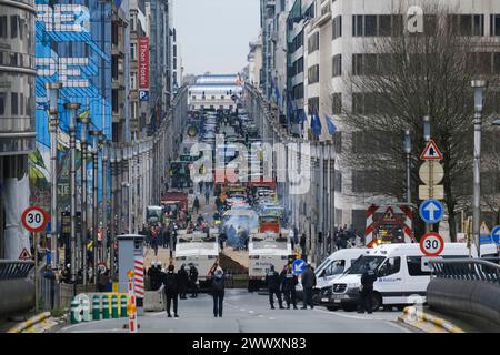 Bruxelles, Belgio. 26 marzo 2024. Agricoltori con i loro trattori durante una protesta sulle pressioni sui prezzi, le tasse e la regolamentazione verde, il giorno di una riunione dei ministri dell'agricoltura dell'Unione europea a Bruxelles, Belgio, 26 marzo 2024 credito: ALEXANDROS MICHAILIDIS/Alamy Live News Foto Stock