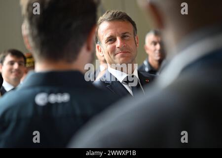 Kourou, Guyana francese. 26 marzo 2024. Emmanuel Macron. Il presidente francese Emmanuel Macron visita l'area di montaggio di Ariane 6 il 26 marzo 2024, come parte della visita di due giorni di Macron al dipartimento francese d'oltremare della Guiana. Foto di Jacques Witt/Pool/ABACAPRESS.COM credito: Abaca Press/Alamy Live News Foto Stock