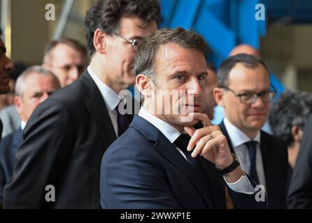 Kourou, Guyana francese. 26 marzo 2024. Emmanuel Macron. Il presidente francese Emmanuel Macron visita l'area di montaggio di Ariane 6 il 26 marzo 2024, come parte della visita di due giorni di Macron al dipartimento francese d'oltremare della Guiana. Foto di Jacques Witt/Pool/ABACAPRESS.COM credito: Abaca Press/Alamy Live News Foto Stock
