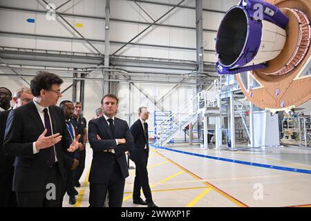Kourou, Guyana francese. 26 marzo 2024. Philippe Baptiste (CEO CNES) e Emmanuel Macron. Il presidente francese Emmanuel Macron visita l'area di montaggio di Ariane 6 il 26 marzo 2024, come parte della visita di due giorni di Macron al dipartimento francese d'oltremare della Guiana. Foto di Jacques Witt/Pool/ABACAPRESS.COM credito: Abaca Press/Alamy Live News Foto Stock