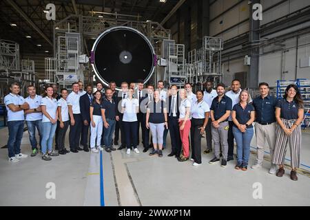 Kourou, Guyana francese. 26 marzo 2024. Foto di famiglia. Il presidente francese Emmanuel Macron visita l'area di montaggio di Ariane 6 il 26 marzo 2024, come parte della visita di due giorni di Macron al dipartimento francese d'oltremare della Guiana. Foto di Jacques Witt/Pool/ABACAPRESS.COM credito: Abaca Press/Alamy Live News Foto Stock