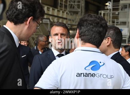 Kourou, Guyana francese. 26 marzo 2024. Emmanuel Macron. Il presidente francese Emmanuel Macron visita l'area di montaggio di Ariane 6 il 26 marzo 2024, come parte della visita di due giorni di Macron al dipartimento francese d'oltremare della Guiana. Foto di Jacques Witt/Pool/ABACAPRESS.COM credito: Abaca Press/Alamy Live News Foto Stock