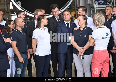 Kourou, Guyana francese. 26 marzo 2024. Philippe Baptiste (CEO CNES), Emmanuel Macron e Workers. Il presidente francese Emmanuel Macron visita l'area di montaggio di Ariane 6 il 26 marzo 2024, come parte della visita di due giorni di Macron al dipartimento francese d'oltremare della Guiana. Foto di Jacques Witt/Pool/ABACAPRESS.COM credito: Abaca Press/Alamy Live News Foto Stock