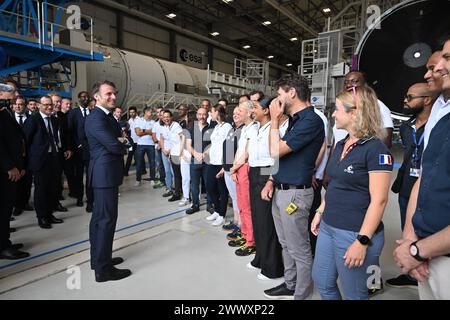 Kourou, Guyana francese. 26 marzo 2024. Emmanuel Macron con i lavoratori. Il presidente francese Emmanuel Macron visita l'area di montaggio di Ariane 6 il 26 marzo 2024, come parte della visita di due giorni di Macron al dipartimento francese d'oltremare della Guiana. Foto di Jacques Witt/Pool/ABACAPRESS.COM credito: Abaca Press/Alamy Live News Foto Stock