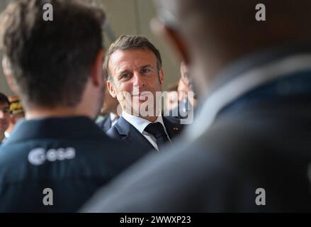 Kourou, Guyana francese. 26 marzo 2024. Emmanuel Macron. Il presidente francese Emmanuel Macron visita l'area di montaggio di Ariane 6 il 26 marzo 2024, come parte della visita di due giorni di Macron al dipartimento francese d'oltremare della Guiana. Foto di Jacques Witt/Pool/ABACAPRESS.COM credito: Abaca Press/Alamy Live News Foto Stock
