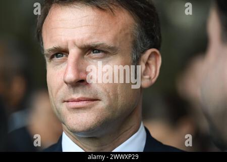 Kourou, Guyana francese. 26 marzo 2024. Emmanuel Macron. Il presidente francese Emmanuel Macron visita l'area di montaggio di Ariane 6 il 26 marzo 2024, come parte della visita di due giorni di Macron al dipartimento francese d'oltremare della Guiana. Foto di Jacques Witt/Pool/ABACAPRESS.COM credito: Abaca Press/Alamy Live News Foto Stock