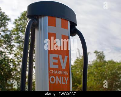 Miami, Florida, Stati Uniti - 28 novembre 2023 - stazioni di ricarica per veicoli elettrici ChargePoint (vista ravvicinata). Foto Stock