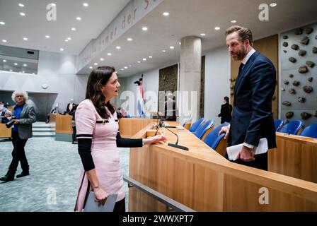 L'AIA - Sandra Beckerman (SP) e Hugo de Jonge, ministro dell'edilizia abitativa e dell'assetto territoriale, durante il tempo delle interrogazioni settimanali alla camera dei rappresentanti. ANP BART MAAT netherlands Out - belgio Out Foto Stock