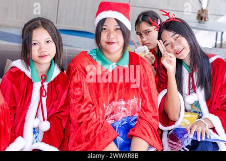 Bambini thailandesi nel concerto del coro di Natale nel concerto della lobby dell'hotel, Holiday Inn Express, Pattaya, Thailandia Foto Stock