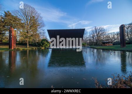 Piattaforma concerti Crystal Palace Park (Crystal Palace Bowl) con lago in primo piano Foto Stock