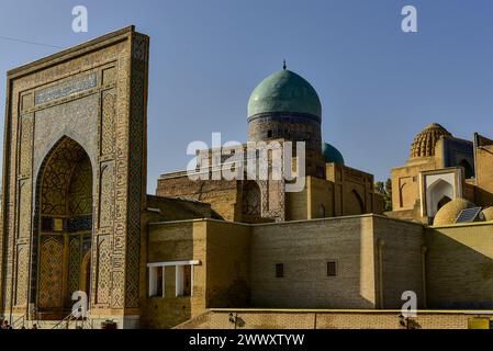 Fuori dalla necropoli di Shah-i Zinda, dove si trova il viale dei mausolei. Samarcanda, Uzbekistan Foto Stock