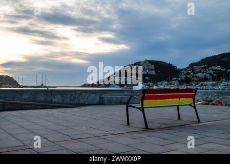 Panchina di colore arcobaleno sul lungomare di Port d'Andratx, Serra de Tramuntana, Maiorca, Isole Baleari, Spagna, Europa. Diversità Foto Stock