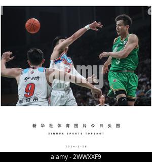 Pechino, la provincia cinese del Liaoning. 26 marzo 2024. Zhao Jiwei (R) di Liaoning Flying Leopards passa la palla durante il 48 ° turno match tra Xinjiang Flying Tigers e Liaoning Flying Leopards alla stagione 2023-2024 della Chinese Basketball Association (CBA) League a Shenyang, nella provincia di Liaoning della Cina nord-orientale, 26 marzo 2024. Crediti: Pan Yulong/Xinhua/Alamy Live News Foto Stock