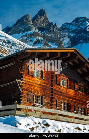 Agriturismo a Einoedsbach, Stillachtal, alle sue spalle il crinale principale centrale delle Alpi Allgaeu con Trettachspitze, 2595 m e Maedelegabel, 2645 m. Foto Stock