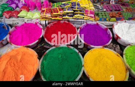 Il venditore vende articoli per festeggiare Holi in un mercato di strada, in vista del festival Holi il 23 marzo 2024 a Guwahati, Assam, India. Holi è l'indù Foto Stock