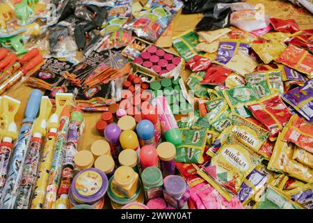 Il venditore vende articoli per festeggiare Holi in un mercato di strada, in vista del festival Holi il 23 marzo 2024 a Guwahati, Assam, India. Holi è l'indù Foto Stock