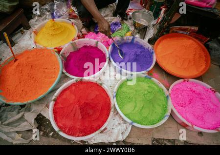 Il venditore vende articoli per festeggiare Holi in un mercato di strada, in vista del festival Holi il 23 marzo 2024 a Guwahati, Assam, India. Holi è l'indù Foto Stock