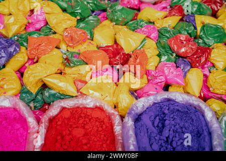 Il venditore vende articoli per festeggiare Holi in un mercato di strada, in vista del festival Holi il 23 marzo 2024 a Guwahati, Assam, India. Holi è l'indù Foto Stock