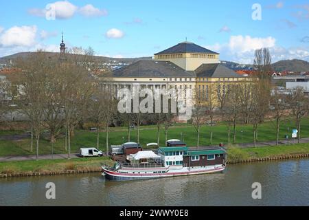 Vista sulla Saar con nave al Teatro di Stato, Saarufer, Saarbruecken, Saarland, Germania Foto Stock