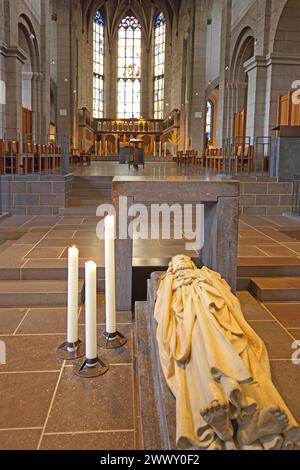 Tomba dell'apostolo Mattia nella chiesa romanica di San Mattia, vista interna, tomba, candele, scultura, mentire, abbazia benedettina, Treviri Foto Stock