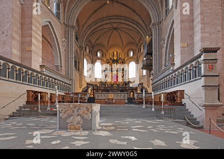 Sala del coro con altare maggiore nella Cattedrale di San Pietro, canonica, vista interna, Treviri, Renania-Palatinato, Germania Foto Stock