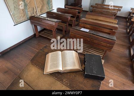 Aula con Bibbia sulla scrivania dell'insegnante e banchi scolastici del XIX secolo, Museo all'aperto del Folklore Schwerin-Muess Foto Stock