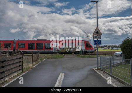 Ferrovia suburbana che attraversa un passaggio a livello senza copertura in un villaggio, Forth, Media Franconia, Baviera, Germania Foto Stock