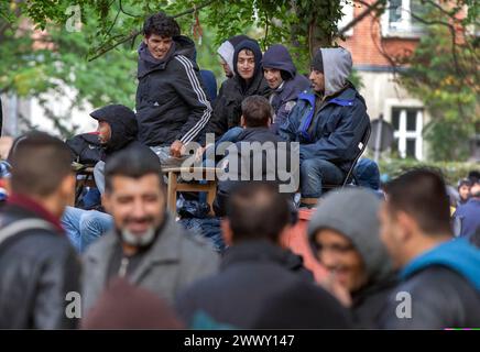 Rifugiati provenienti dalla Siria in attesa di essere registrati presso il Centro centrale di accoglienza per i richiedenti asilo presso l'Ufficio di Stato di Berlino per la salute e il sociale Foto Stock