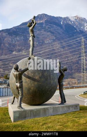 Oggetto d'arte pubblica le Visionnaire, il visionario di Michel Favre alla rotonda di Martigny, distretto di Martigny, cantone del Vallese, Svizzera Foto Stock