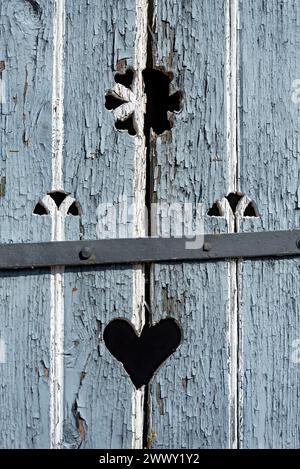 Porta in legno con cuore, porta stalla, lacca di colore chiaro, intemperie, vecchia casa colonica, idilliaco, romantico, Nidda, Vogelsberg, Wetterau, Assia, Germania Foto Stock