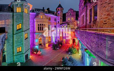 Il cortile del castello di Bueckeburg illumina la magia natalizia di Bueckeburg, Germania Foto Stock