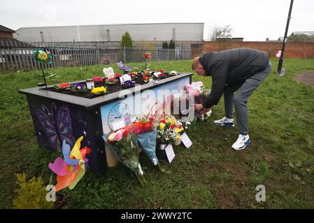 Tributi floreali sono lasciati durante un evento commemorativo per Chloe Mitchell al King George's Park, Ballymena. La signora Mitchell, trovata morta a Ballymena la scorsa estate, avrebbe festeggiato martedì il suo ventiduesimo compleanno. Data foto: Martedì 26 marzo 2024. Foto Stock