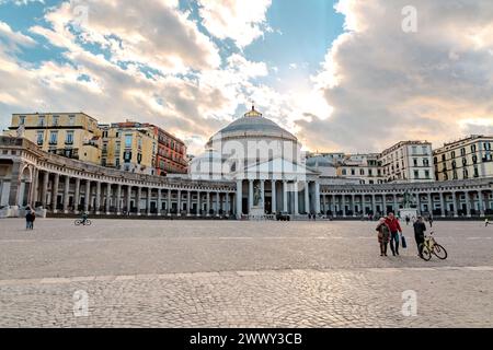Napoli, Italia - 10 aprile 2022: Piazza del Plabiscito, dal nome del plebiscito preso il 21 ottobre 1860, che portò Napoli nel re unificato Foto Stock