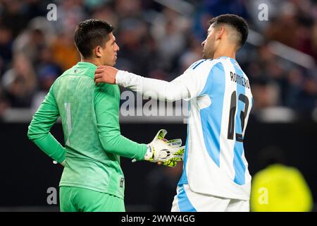 L'argentino Cristian Romero, a destra, stringe la mano a Mario Gonzalez di El Salvador, a sinistra, durante il secondo tempo di un'amichevole internazionale di calcio, venerdì 22 marzo 2024, a Philadelphia, papà. (Christopher Szagola/Cal Sport Media) Foto Stock